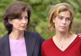 Anna (Ursula Buschhorn, re.) sucht Trost bei ihrer besten Freundin Trixi (Marijam Agischewa).
