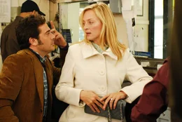 Als Emma Lloyd (Uma Thurman, r.) einer Anruferin dazu r&auml;t, ihre Hochzeit kurz vor der Trauung platzen zu lassen, bekommt sie es mit deren frustriertem Ehemann Patrick (Jeffrey Dean Morgan, l.) zu tun ...