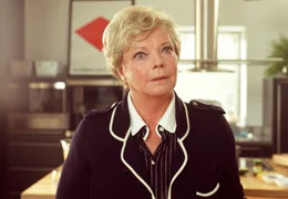 Die resolute Haush&auml;lterin Martha (Grit Boettcher).