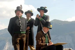 "Geliebter Johann Geliebte Anna", Eine Liebesgeschichte die Legende wurde: Erzherzog Johann, der Bruder des regierenden Habsburgermonarchen und Anna Plochl, das lebenslustige M&auml;dchen aus dem Volk. Als der Kaiser die bereits erteilte Heiratserlaubnis f&uuml;r ung&uuml;ltig erkl&auml;rt, holt Johann seine "Hausfrau" auf seine L&auml;ndereien und in sein Unternehmen, um der ganzen Welt vor Augen zu f&uuml;hren, wie ungerecht und unbarmherzig der Kaiser ist. Gleichzeitig engagiert er sich politisch f&uuml;r sein Land, die Steiermark. Es sind die langen Trennungen, die dem Liebespaar fast zum Verh&auml;ngnis werden. Erst als Johann seinem kaiserlichen Bruder ein Ultimatum stellt und Metternich die Zeichen der Zeit f&uuml;r die Heirat mit einer B&uuml;rgerlichen f&uuml;r g&uuml;nstig erachtet, d&uuml;rfen sich Anna und Johann heimlich, zu n&auml;chtlicher Stunde, das Jawort geben.Im Bild (v.li.): Heribert Sasse (Oberamtsrat Josef Ritter), Hubert von Goisern (Bauer Paul Adler), Max von Thun (Zahlbruckner), Heinz Trixner (Kammermaler Krafft).  SENDUNG: ORF2 - FR - 01.01.2021 - 15:10 UHR. - Veroeffentlichung fuer Pressezwecke honorarfrei ausschliesslich im Zusammenhang mit oben genannter Sendung oder Veranstaltung des ORF bei Urhebernennung.