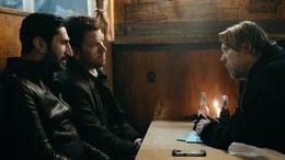 Assad (Fares Fares, l.) und Carl (Nikolaj Lie Kaas, M.) befragen Brandt (Nicolas Bro, r.), der anscheinend mehr &uuml;ber die Insel Sprog&oslash; wei&szlig;, als er zugibt.