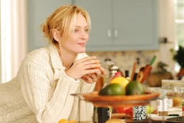 Emma Lloyd (Uma Thurman) f&auml;llt aus allen Wolken als sie erf&auml;hrt, dass sie verheiratet ist ...