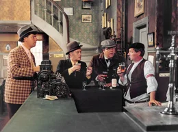 Egon Olsen (Ove Sprog&oslash;e, 2. v. li.) und seine Kumpanen Benny (Morten Grunwald, li.) und Kjeld (Poul Bundgaard, 2. v. re.) erfahren von ihrem Kneipenwirt, dass ihr genialer Plan einen Fehler hat.