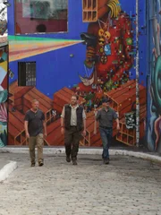 Josh Gates, Mike Lynch und Ken Wilder spazieren durch Sao Paulo, Brasilien, auf dem Weg zu einem Treffen mit einem &ouml;rtlichen Ermittler.