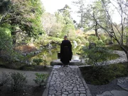 Masuno Sensei ist Zen-Priester und ein berühmter Gartenarchitekt.