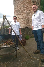Eine neue Herausforderung für den Münchner Gourmetkoch Ali Güngörmüs. Sein Berufskollege Moritz Zinn (re.) hat ihn nach Homberg/Efze in sein Restaurant am Fuße der Burg Wallenstein eingeladen. Der junge Outdoor-Küchen-Fan will Ali mit einem uralten Familienrezept überzeugen: Omas Lammtopf - gekocht über dem offenen Feuer.