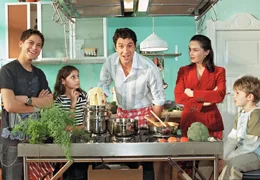 Max (Gregor T&ouml;rzs) bringt gewaltig Stimmung in die Bude von Elena (Julia Stemberger) und ihren Kindern Walter (Fabian Grass), Tina (Vespa Vasic) und H&auml;nschen (Adrian Wahlen, re.).