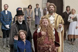 &Uuml;bergl&uuml;cklich schauen Dornr&ouml;schens Eltern die K&ouml;nigin (ChrisTine Urspruch) und der K&ouml;nig (Dirk Bach) sowie sein Hofmarschall (Erich Schleyer, r.) und Professor Pr&auml;torius (Fanz-Joseph Dieken, l.) zu Dornr&ouml;schen und dem Prinzen auf.
