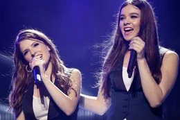 L - R: Anna Kendrick als Beca, Hailee Steinfeld als Emily