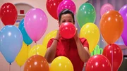 Luftballons werden aufgeblasen: Plastik ist in unserem Alltag allgegenwärtig.