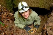 Auf der Suche nach neuen Wirkstoffen gegen Bakterien, robbt sich Lena Ganschow in einen schlammigen Stollen unter Tage.