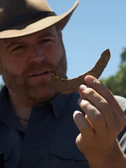 Josh reagiert aufgeregt auf die H&auml;lfte eines Hufeisens, das er beim Metalldetektieren entdeckt hat