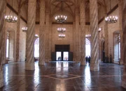 Börsensaal der Lonja de la Seda (Seidenbörse). Der prächtige Saal (Sala de Contratacion) ist eine 3-schiffige Basilika mit 8 freistehenden Säulen. Hier wurde die Seide gehandelt.