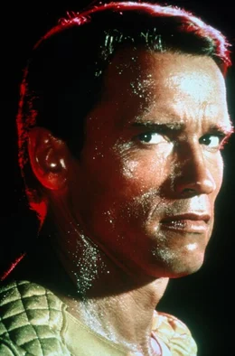Der Polizist Ben Richards (Arnold Schwarzenegger) wird in einem dystopischen Staat zu Unrecht beschuldigt, einen Massenaufstand auf blutige Art und Weise beendet zu haben.