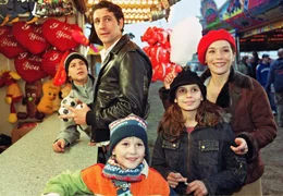 Gute-Laune-Onkel: Max (Gregor T&ouml;rzs) f&uuml;hrt Elena (Julia Stemberger) und ihre Kinder Walter (Fabian Grass, li.), H&auml;nschen (Adrian Wahlen) und Tina (Vespa Vasic) auf den Rummel.
