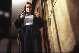 Die einsame Annie (Kathy Bates) ist &uuml;bergl&uuml;cklich, ihren absoluten Lieblingsschriftsteller in ihrem Haus zu haben - so gl&uuml;cklich, dass sie ihn nicht mehr gehen lassen will ...
