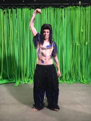 Checker Tobi im Affenkostüm.