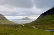 Die karge Vegetation der Färöer-Inseln schränkt die dortige Küche ein. Die karge Vegetation der Färöer-Inseln schränkt die dortige Küche ein.