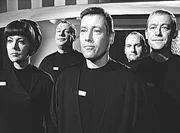 Haudegen McLane (Dietmar Schönherr, 3. v. l.) und die Besatzung der "Orion": Mario de Monti (Wolfgang Völz, 2. v. l.), Hasso Sigbjönson (Claus Holm, r.), Atan Shubashi (Friedrich Georg Beckhaus) und Helga Legrelle (Ursula Lillig).