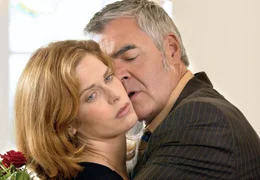 Anna (Ursula Buschhorn) ist zu ihrem Mann Rolf (Michael Greiling) zur&uuml;ck gekehrt, doch gl&uuml;cklich ist sie &uuml;ber diese Entscheidung nicht.; ARD Degeto DER SEE DER TR&Auml;UME, am Sonntag (06.10.24) um 14:03 Uhr im ERSTEN. Anna (Ursula Buschhorn) ist zu ihrem Mann Rolf (Michael Greiling) zur&uuml;ck gekehrt, doch gl&uuml;cklich ist sie &uuml;ber diese Entscheidung nicht. &copy; ARD Degeto/Reiner Bajo, honorarfrei - Verwendung gem&auml;&szlig; der AGB im engen inhaltlichen, redaktionellen Zusammenhang mit genannter Degeto-Sendung und bei Nennung "Bild: ARD Degeto/Reiner Bajo" (S2). ARD Degeto/Programmplanung und Presse, Tel: 069/1509-335, degeto-presse@degeto.de