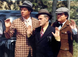 Egon Olsen (Ove Sprog&oslash;e, Mitte) und seine Kumpanen Benny (Morten Grunwald, li.) und Kjeld (Poul Bundgaard) geben sich geschlagen.