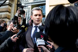 Die Presse best&uuml;rmt den Premierminister (Koen De Bouw) mit Fragen zum Besuch der US-Pr&auml;sidentin.