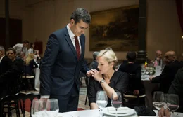 Christine (Tine Reymer) steht ihrem Mann, dem belgischen Premierminister (Koen De Bouw), beim Staatsbankett zur Seite, nachdem sie erfahren hat, was die Terroristen planen.