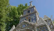 „The Little Chapel“ ist eine der bekanntesten Sehenswürdigkeiten auf Guernsey – erbaut von Bruder Déodat. „The Little Chapel“ ist eine der bekanntesten Sehenswürdigkeiten auf Guernsey – erbaut von Bruder Déodat.