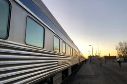 Der Zug "The Canadian" im Sonnenuntergang &ndash; auf der Fahrt von Toronto nach Vancouver.
