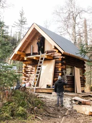 Misty und Ron unterhalten sich au&szlig;erhalb der neuen H&uuml;tte.