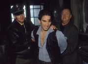Kommissar Kehler (Wolfgang Bathke, r.) und ein Polizist (li. Komparse) nehmen Simon Schulte (Cuco Wallraff) fest, der vehement bestreitet, Sterling umgebracht zu haben... Kommissar Kehler (Wolfgang Bathke, r.) und ein Polizist (li. Komparse) nehmen Simon Schulte (Cuco Wallraff) fest, der vehement bestreitet, Sterling umgebracht zu haben...