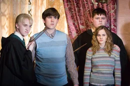 v.l.n.r.: Matthew Lewis als Neville Longbottom, Jamie Waylett als Vincent Crabbe, Tom Felton als Draco Malfoy, Emma Watson als Hermione Granger