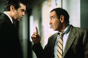 Dave Kujan (Chazz Palminteri l.) im Gespr&auml;ch mit Sgt. Jeffrey Rabin (Dan Hedaya r.).