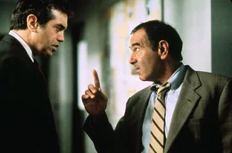 Dave Kujan (Chazz Palminteri l.) im Gespr&auml;ch mit Sgt. Jeffrey Rabin (Dan Hedaya r.).