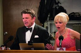 Auf John (John Michael Higgins, l.) und Gaul (Elizabeth Banks, r.), die Verantwortlichen der A-Cappella-Weltmeisterschaft in Kopenhagen, warten einige &Uuml;berraschungen, denn die Barden Bellas aus Amerika haben viel Feuer unterm Hintern ...