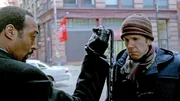 Tim Grayson (Robert Stanton, r.) behauptet Visionen zu haben und führt Det. Green (Jesse L. Martin) am Tatort zur Mordwaffe - einer Eisenstange. Hat er wirklich nichts mit dem Mord zu tun?