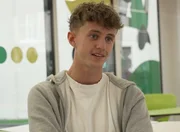 Friedrich mit 18 Jahren. Sein Interesse an der digitalen Welt ist geblieben. Neu hinzu gekommen ist Friedrich Leidenschaft fürs Schauspielen.