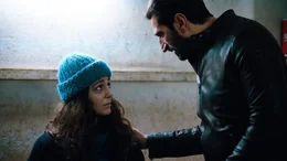 Nour (Amanda Radeljak) erh&auml;lt Hilfe durch ihren Nachbarn, den Polizisten Assad (Fares Fares).
