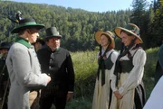 "Geliebter Johann Geliebte Anna", Eine Liebesgeschichte die Legende wurde: Erzherzog Johann, der Bruder des regierenden Habsburgermonarchen und Anna Plochl, das lebenslustige M&auml;dchen aus dem Volk. Als der Kaiser die bereits erteilte Heiratserlaubnis f&uuml;r ung&uuml;ltig erkl&auml;rt, holt Johann seine "Hausfrau" auf seine L&auml;ndereien und in sein Unternehmen, um der ganzen Welt vor Augen zu f&uuml;hren, wie ungerecht und unbarmherzig der Kaiser ist. Gleichzeitig engagiert er sich politisch f&uuml;r sein Land, die Steiermark. Es sind die langen Trennungen, die dem Liebespaar fast zum Verh&auml;ngnis werden. Erst als Johann seinem kaiserlichen Bruder ein Ultimatum stellt und Metternich die Zeichen der Zeit f&uuml;r die Heirat mit einer B&uuml;rgerlichen f&uuml;r g&uuml;nstig erachtet, d&uuml;rfen sich Anna und Johann heimlich, zu n&auml;chtlicher Stunde, das Jawort geben.Im Bild (v.li.): Tobias Moretti, Heribert Sasse, Anna Maria Sturm, Gerti Drassl.  SENDUNG: ORF2 - FR - 01.01.2021 - 15:10 UHR. - Veroeffentlichung fuer Pressezwecke honorarfrei ausschliesslich im Zusammenhang mit oben genannter Sendung oder Veranstaltung des ORF bei Urhebernennung.