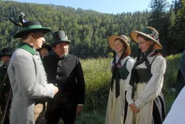 "Geliebter Johann Geliebte Anna", Eine Liebesgeschichte die Legende wurde: Erzherzog Johann, der Bruder des regierenden Habsburgermonarchen und Anna Plochl, das lebenslustige M&auml;dchen aus dem Volk. Als der Kaiser die bereits erteilte Heiratserlaubnis f&uuml;r ung&uuml;ltig erkl&auml;rt, holt Johann seine "Hausfrau" auf seine L&auml;ndereien und in sein Unternehmen, um der ganzen Welt vor Augen zu f&uuml;hren, wie ungerecht und unbarmherzig der Kaiser ist. Gleichzeitig engagiert er sich politisch f&uuml;r sein Land, die Steiermark. Es sind die langen Trennungen, die dem Liebespaar fast zum Verh&auml;ngnis werden. Erst als Johann seinem kaiserlichen Bruder ein Ultimatum stellt und Metternich die Zeichen der Zeit f&uuml;r die Heirat mit einer B&uuml;rgerlichen f&uuml;r g&uuml;nstig erachtet, d&uuml;rfen sich Anna und Johann heimlich, zu n&auml;chtlicher Stunde, das Jawort geben.Im Bild (v.li.): Tobias Moretti, Heribert Sasse, Anna Maria Sturm, Gerti Drassl.  SENDUNG: ORF2 - FR - 01.01.2021 - 15:10 UHR. - Veroeffentlichung fuer Pressezwecke honorarfrei ausschliesslich im Zusammenhang mit oben genannter Sendung oder Veranstaltung des ORF bei Urhebernennung.