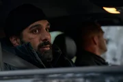 Assad (Zaki Youssef, l.) und Carl Mørck (Ulrich Thomsen, r.) fahnden im Auto nach dem vermissten Jungen Marco.