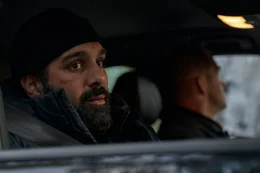 Assad (Zaki Youssef, l.) und Carl M&oslash;rck (Ulrich Thomsen, r.) fahnden im Auto nach dem vermissten Jungen Marco.