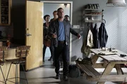 Als Jack (George Eads, vorne) mit seinen Freunden (Tristin Mays, l., Lucas Till, 2.v.l. und Justin Hires, r.) sein Apartment betritt, muss er feststellen, dass eingebrochen wurde und ihm wichtige Dinge gestohlen wurden. Wer steckt dahinter?