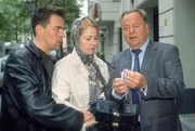 Die Kommissare Bonhoff (Wolfgang Krewe, l.) und Kehler (Wolfgang Bathke) interessieren sich für den Schmuck, den die Hotelbedienstete Angela Bassermann (Sabine Cruso) bei sich hat und der dem Toten gehörte... Die Kommissare Bonhoff (Wolfgang Krewe, l.) und Kehler (Wolfgang Bathke) interessieren sich für den Schmuck, den die Hotelbedienstete Angela Bassermann (Sabine Cruso) bei sich hat und der dem Toten gehörte...