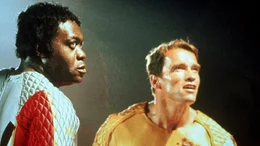 Ben Richards (Arnold Schwarzenegger, re.) und Laughlin (Yaphhet Kotto)
