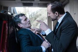 Ein als Chauffeur getarnter Terrorist (Stijn Van Opstal, r.) macht dem belgischen Premierminister (Koen De Bouw) klar, dass es kein Entkommen gibt.