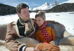 Juliane (Lisa Martinek) macht mit dem schweizerischen Arzt Jean (Tim Bergmann) eine romantische Schlittenfahrt.