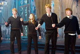Die ultimative Konfrontation mit Lord Voldemort droht und Unterst&uuml;tzung bleibt aus: Da nehmen die Sch&uuml;ler (v.li.: James Phelps, Bonnie Wright, Oliver Phelps, Rupert Grint) den Zauberstab eben selbst in die Hand.