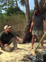 L-R: Grady Powell und Josh James im Gespr&auml;ch am Entsalzungsger&auml;t.