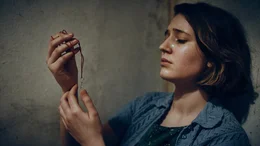 Die einzige Erinnerung an ihren Freund: Nete (Fanny Leander Bornedal) h&uuml;tet die Kette wie ihren Augapfel.